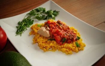 Pomidorowy bulgur curry z tuńczykiem